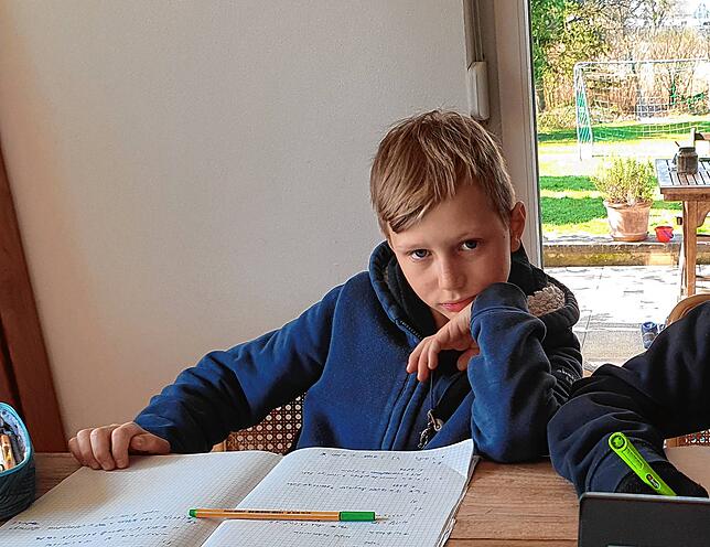 Der zehnjährige Paul lädt seine Aufgaben aus dem Internet herunter und arbeitet fleißig jeden Morgen.