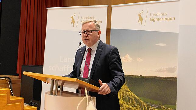 Mit einer bewegenden Rede hat Rolf Vögtle, Erster Landesbeamter des Landkreises Sigmaringen, am Dienstagnachmittag Abschied von den ...