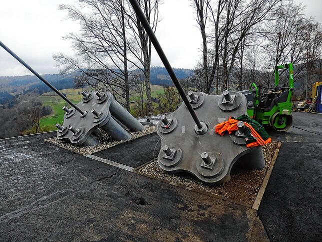 Die großen Fundament-Widerlager halten die Spannseile der Hängebrücke