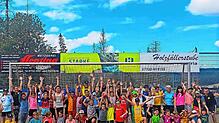 Die Klassen 3 und 4 der Richard-Dorer-Schule Schönwald haben viel Spaß mit den Trainern des Fußballclubs Schönwald beim Sporttag. Bild: ...