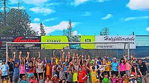 Die Klassen 3 und 4 der Richard-Dorer-Schule Schönwald haben viel Spaß mit den Trainern des Fußballclubs Schönwald beim Sporttag. Bild: ...