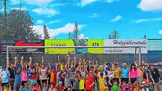 Die Klassen 3 und 4 der Richard-Dorer-Schule Schönwald haben viel Spaß mit den Trainern des Fußballclubs Schönwald beim Sporttag. Bild: ...