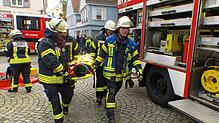 Die geborgenen Patienten wurden auf eine Trage verfrachtet und dem Rettungsdienst übergeben. Das Miteinander der „Blaulichtfraktion“ ...