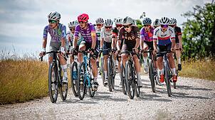 Toller Sport vor toller Kulisse: Beim Gravel Race waren im Hauptrennen rund 700 Fahrer und Fahrerinnen auf dem selektiven ...