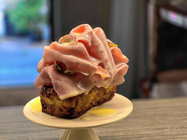Die fertige Fotzelschnitte. Kostenpunkt für eine Schnitte: 21,50 Schweizer Franken, das sind rund 23 Euro.