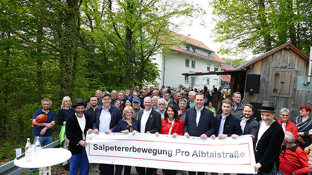 Demonstrierte Einigkeit: An der Protestaktion in Hohenfels nahmen rund 120 Personen teil. Vorne, von links: Ulrich Winkler, Landrat ...