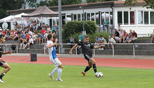 Am Ball: Der Laufenburger Angelo Armeni (rechts) deckt den Ball gegen einen Spieler der Grasshoppers Zürich ab.