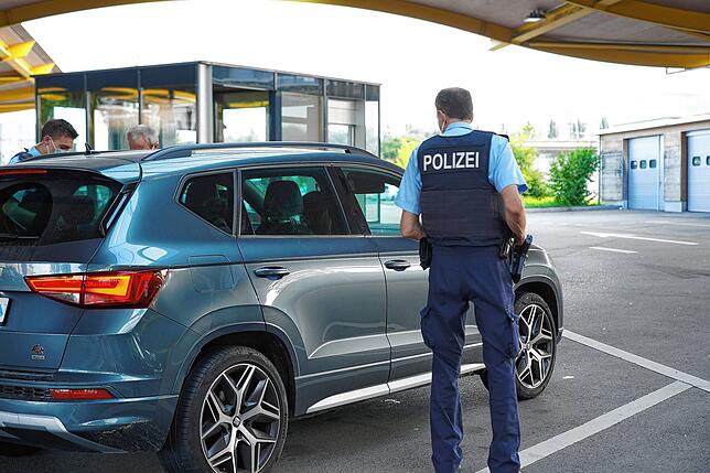 Die Insassen eines Autos aus Zürich werden bei einer Einreisekontrolle der Bundespolizei an der Konstanzer Grenze kontrolliert.