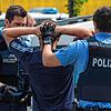 (Symbolfoto) Polizisten durchsuchen einen Mann bei einer Kontrolle auf einem Autobahnparkplatz.