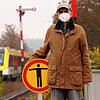 Bernhard Holzschuh aus Heiligenberg, Mitglied beim Fahrgastverband Pro Bahn, steht auf dem Bahnhof in Salem. Er findet es enttäuschend, ...