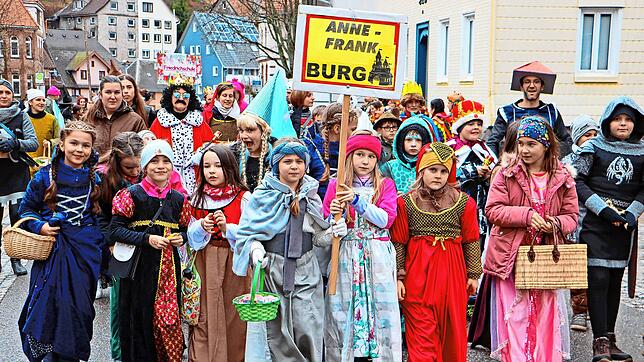 So sieht der Narren-Nachwuchs aus: die Burgfräuleins von der Anne-Frank-Burg. Bilder: Richard Schuster