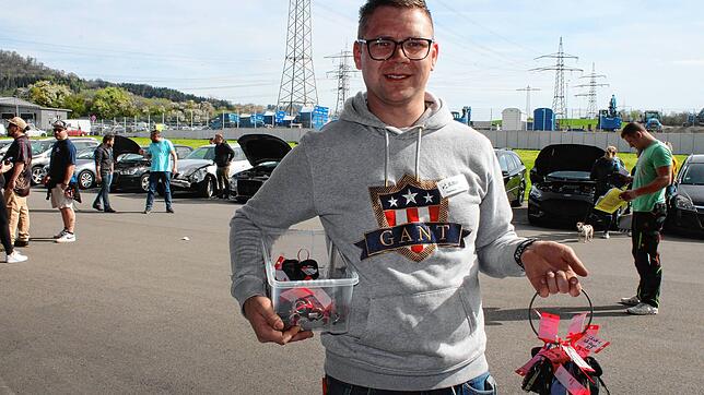 Geschäftsführer Raphael Moll ist der „Herr der Schlüssel“. Jeder Interessent dürfe in ein Auto einsteigen und den Motor anlassen, aber ...