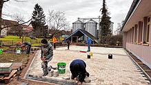 Fast fertig die Außenanlage beim Wutacher Kindergarten St. Josef: Volker Graunke und Carsten Kienzle (vorn), Timo Woschny, Joe Maier, ...