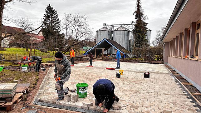 Fast fertig die Außenanlage beim Wutacher Kindergarten St. Josef: Volker Graunke und Carsten Kienzle (vorn), Timo Woschny, Joe Maier, ...