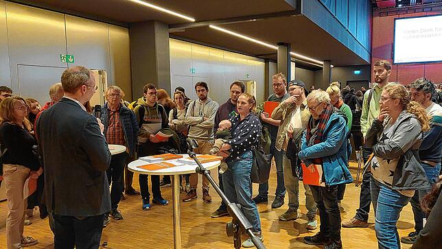Großer Andrang, vom Baby bis zum Senior: Viele Interessierte versammelten sich bei der Infoveranstaltung zum Hafner im Bodenseeforum um ...