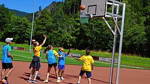 Beim Abschlussturnier des Sommercamps in den Ballsportarten legten sich die Kinder ordentlich ins Zeug. Foto: Christiane Sahli
