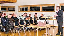 Frank Fröhlich (rechts) berichtete vor zahlreichen Zuhörern über die Schulgeschichte in Inzigkofen.