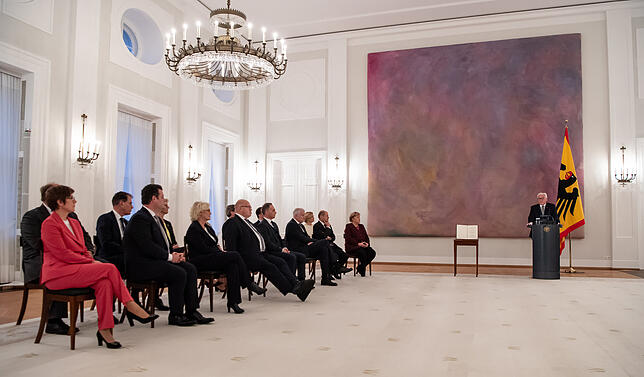 Steinmeier gibt Bundesregierungmitgliedern Entlassungsurkunden Bundespräsident Frank-Walter Steinmeier (r) redet vor der Aushändigungt der Entlassungsurkunden an die Mitglieder der Bundesregierung. ...