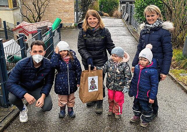 Konstantin Wagner übergibt eine Tüte an Kinder und Erzieherinnen.