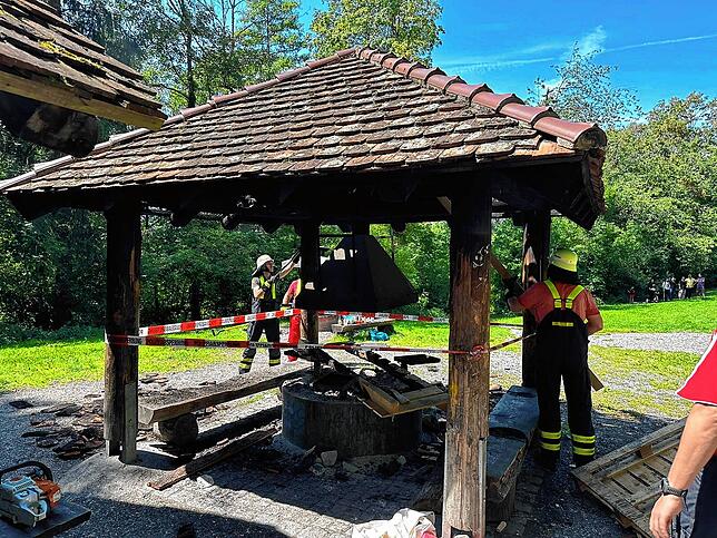 Rund zweieinhalb Stunden war die Feuerwehr am Sonntagmittag mit den Nachlöscharbeiten an der Grillstelle beschäftigt. Innen ...
