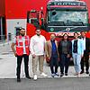 Abgeordnete schauen sich bei Transco einen E-Lkw an. Auf dem Bild (von links): Tim Buck (stellvertretender Niederlassungsleiter ...