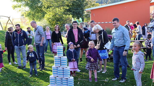 Dosen werfen beim Oktoberfest des Kindergartens