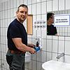 Hausmeister Micheal Iorillo bei der Arbeit im Waschraum.
