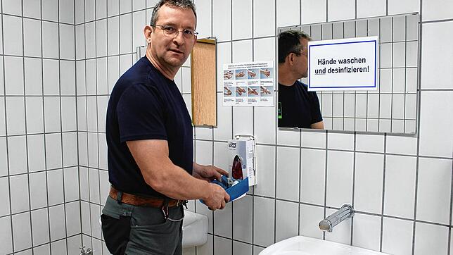 Hausmeister Micheal Iorillo bei der Arbeit im Waschraum.