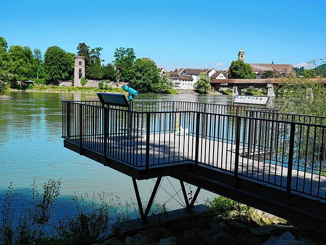 Einen wunderbaren Blick auf den Fluss, die Fridolinsinsel und die Silhouette Bad Säckingens hat man von der Aussichtsplattform am ...