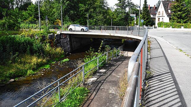 Die Brücke in der Peterzellerstraße über die Brigach, hier fotografiert von der Einmündung der Sebastian-Kneipp-Straße, ist marode. Doch ...