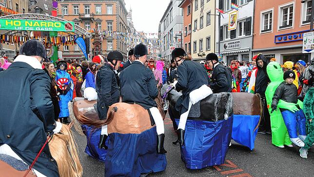 Bild 10: Schmotziger Dunschtig: Diese Mäschgerle feiern auf der Marktstätte