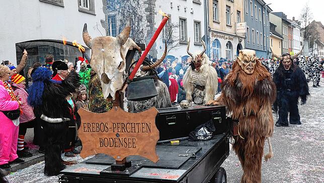 Bild 22: Großer Umzug 2023: Die Konstanzer Narren baden im Konfettiregen