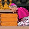 Georg Gänswein, Kurienerzbischof und langjähriger Privatsekretär des verstorbenen emeritierten Papst Benedikt XVI., kniet am Sarg des ...