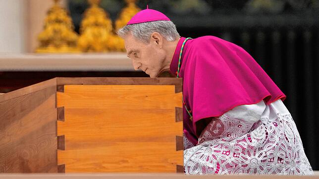 Georg Gänswein, Kurienerzbischof und langjähriger Privatsekretär des verstorbenen emeritierten Papst Benedikt XVI., kniet am Sarg des ...