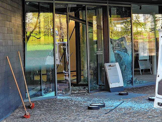 Bild 2: Sprengung der Filiale der Volksbank Hochrhein in Albbruck: Erdrückende Bilder vom Tatort