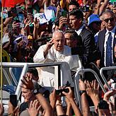 Der Internationale Weltjugendtag der katholischen Kirche 2023: Papst Franziskus winkt Gläubigern zu, als er mit dem Papamobil durch den ...