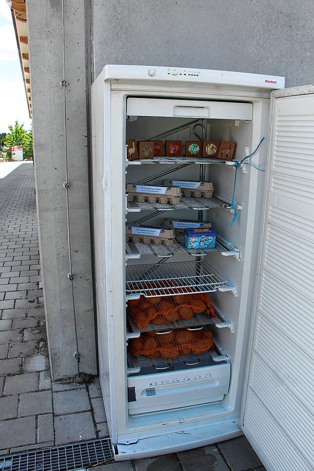 Aus einem Kühlschrank kann man sich bedienen.Dort steht eine Kasse zum Bezahlen.