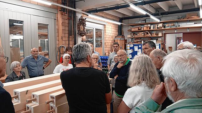 Eine 26-köpfige Gruppe hat das Unternehmen Orgelbau Kuhn am Zürichsee besucht und dort die ersten gefertigten Teile für die neue Orgel ...