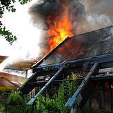 (Archivbild) Die Feuerwehrleute haben alles versucht, um das Bad zu retten. Doch schließlich wurde klar: Es war nicht zu retten.
