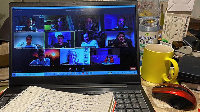 Die Landtagskandidaten Sabine Hartmann-Müller, Peter Schallmeyer, Harald Ebi, Niklas Nüssle und Kilian Kronimus beim dititalen ...