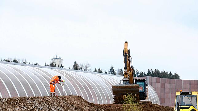 So sah es im Mai aus: Auf der Wohngebietsseite der Lärmschutzwand wird das Gelände trassiert. Risse in den Betonelementen werden behoben.