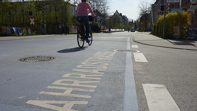Zu sehen ist &ndash; nichts Neues: Beschlossen sind Projekte wie die geplanten Poller auf der Radstraße in Petershausen schon seit ...