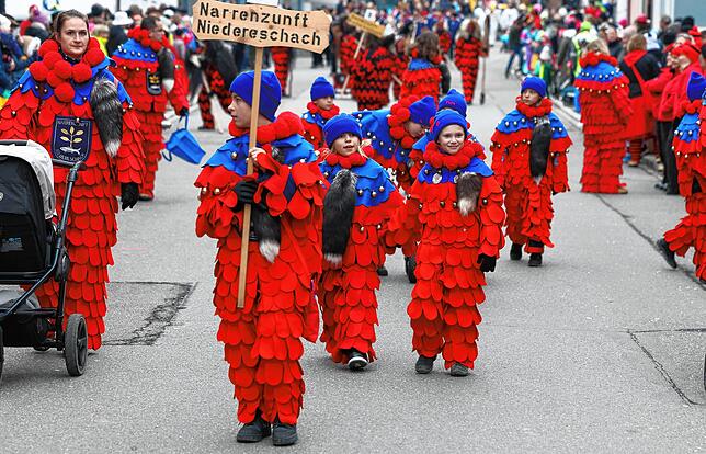 Bild 10: Kinderumzug beim Jubiläumstreffen der Hexen in Donaueschingen vor großem Volk