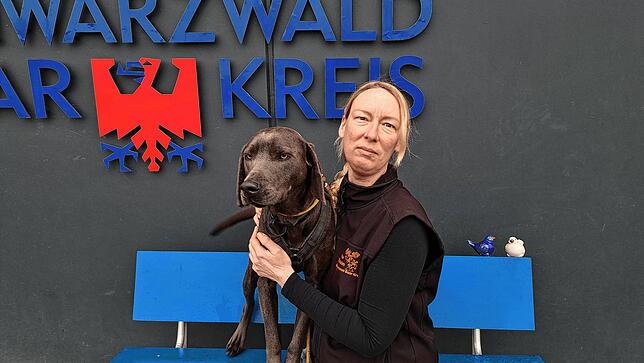 Nadine Vögel, Leiterin des Kreistierheims Donaueschingen, mit ihrem Hund Titus.