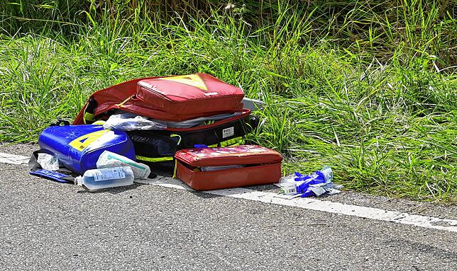 Großeinsatz an der Landstraße: Ein Rettungsrucksack liegt beim Riderman am Straßenrand.