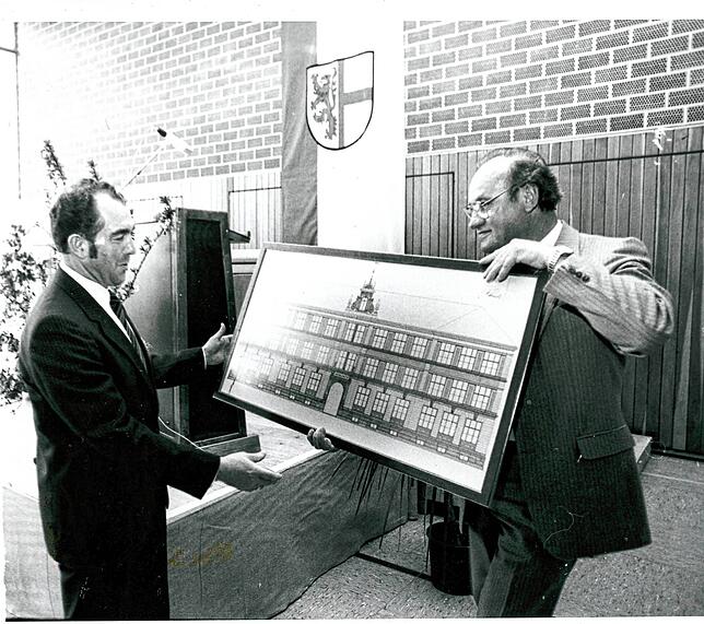 Architekt Hans Frei überreicht Rektor Alois Peter eine Ansicht seiner Teggingerschule.