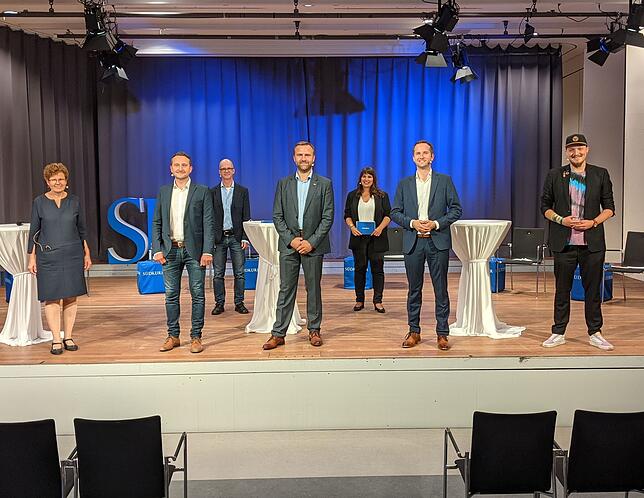 Im Bild vorne von links nach rechts: Maria Heubuch (Grüne), Volker Mayer-Lay (CDU), Christian Steffen-Stiehl (FDP), Leon Hahn (SPD) und ...