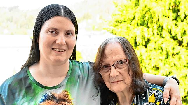 Cora Kirchner und ihre Mutter Hildegard waren entsetzt über Schimmel in der Notunterkunft.
