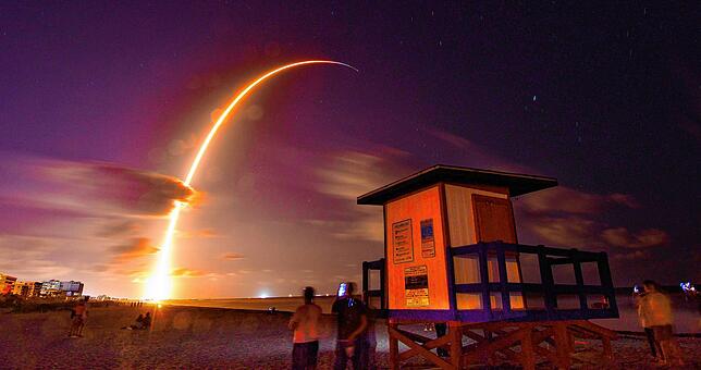 Eine Falcon-9-Rakete des US-Herstellers SpaceX von Elon Musk beim Start. Sie bringt weitere 60 Satelliten für das Starlink-Breitbandnetz ...