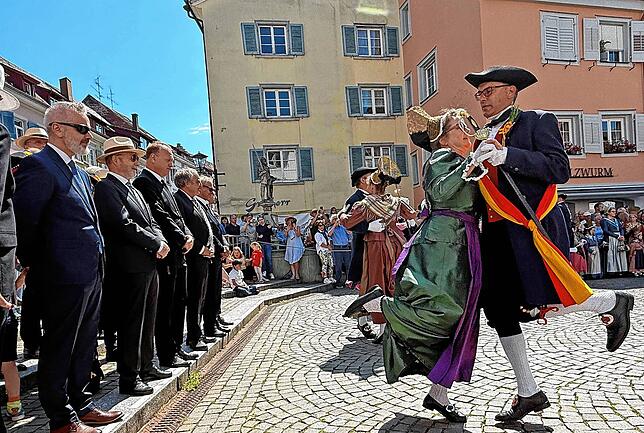 Schwerttänzer und Trachten präsentieren vor den Honoratioren den Maidlinstanz.
